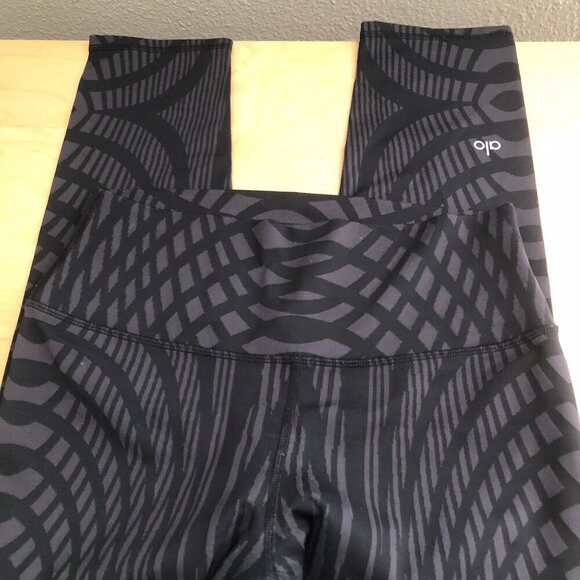 Alo High Rise Airbrush Arches Crop Leggings - Picture 3 of 10